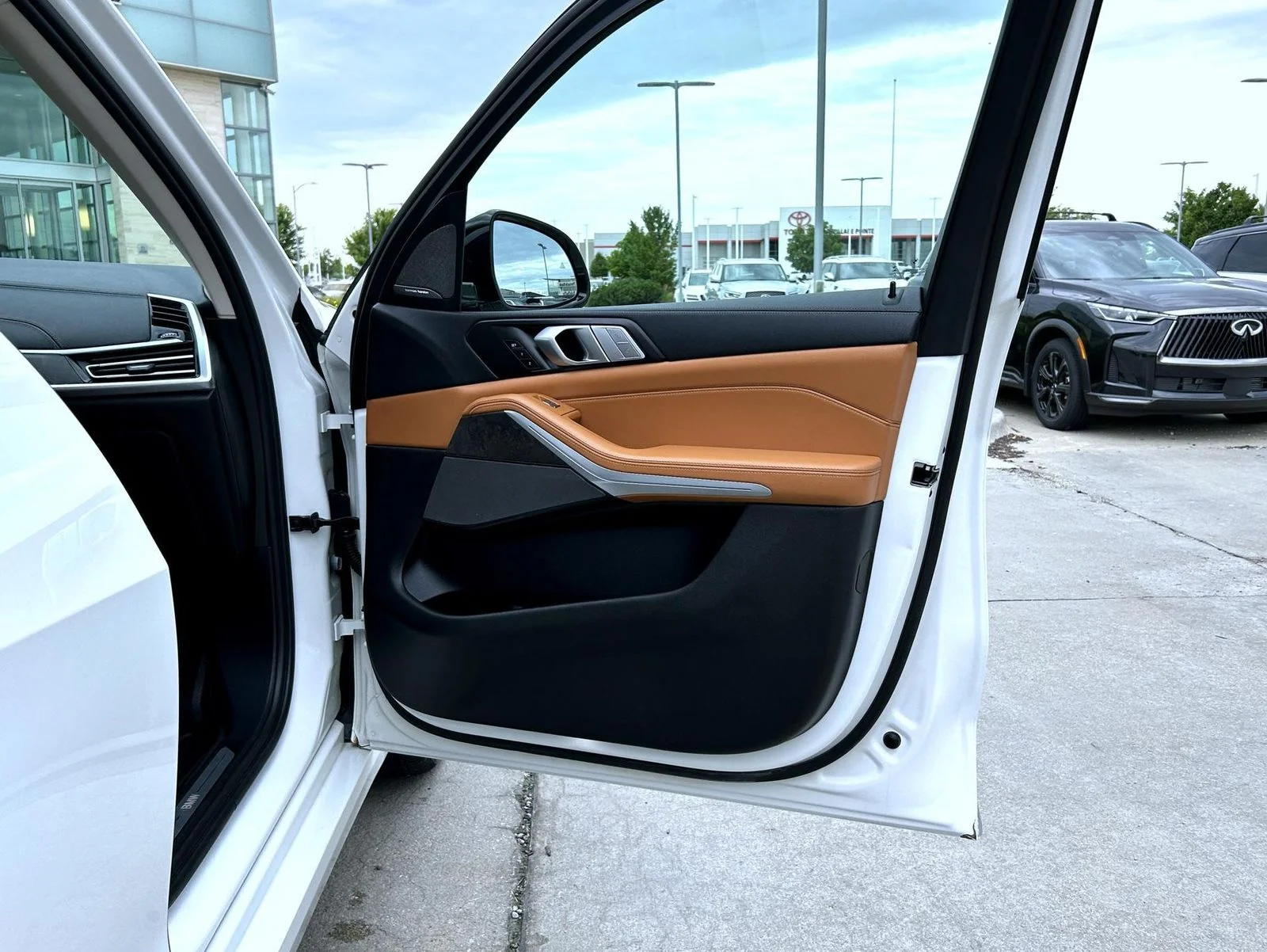 Used 2020 White BMW xDrive40i image 16
