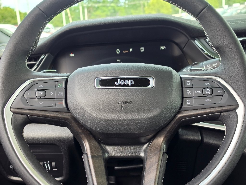 New 2026 Diamond Black Crystal Pearl-Coat Exterior Paint Jeep Laredo image 12