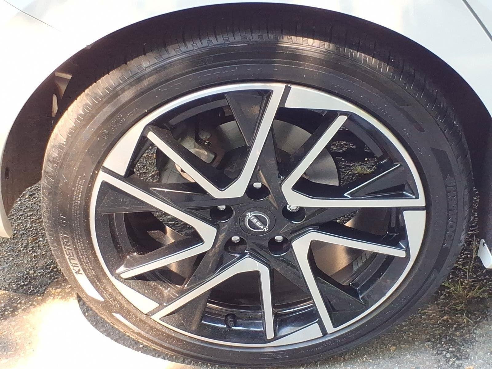 Used 2025 Aspen White Tricoat/Super Black Nissan SR image 10