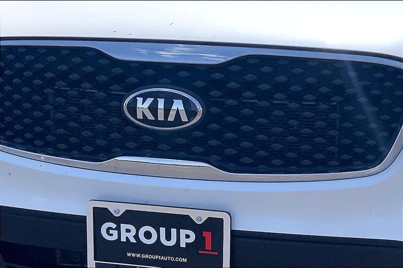 Used 2016 Snow White Pearl Kia LX image 30
