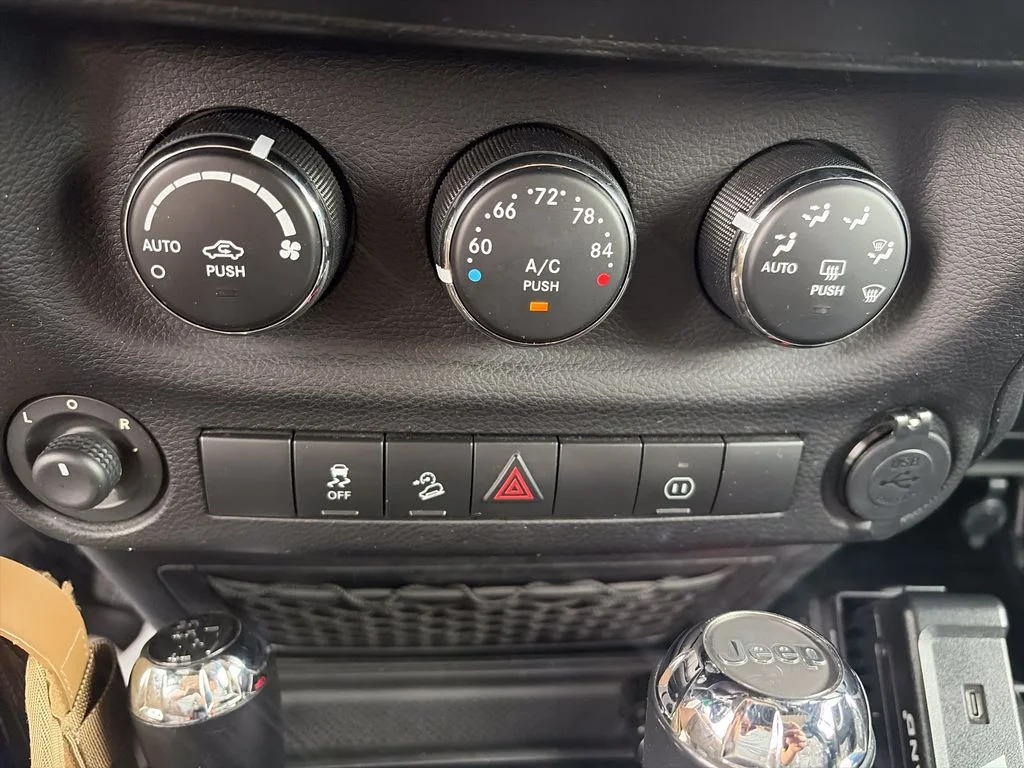 Used 2011 Silver Jeep Unlimited Rubicon image 28
