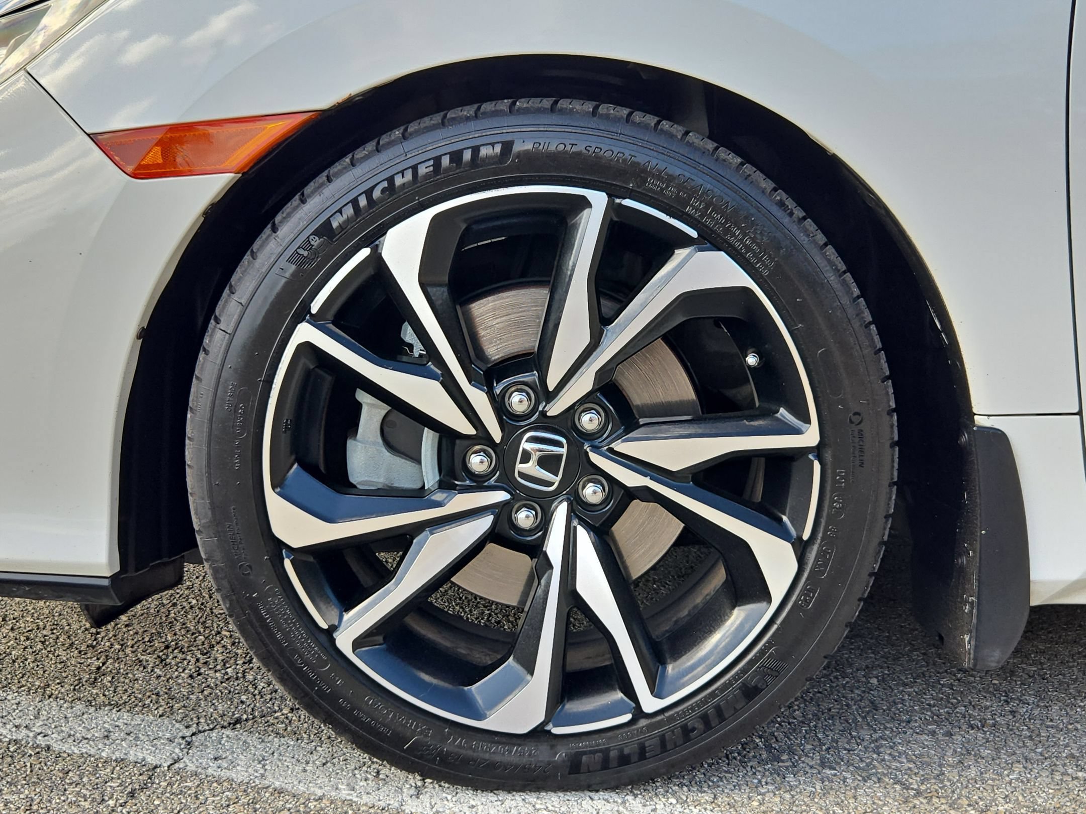 Used 2018 White Honda  image 30