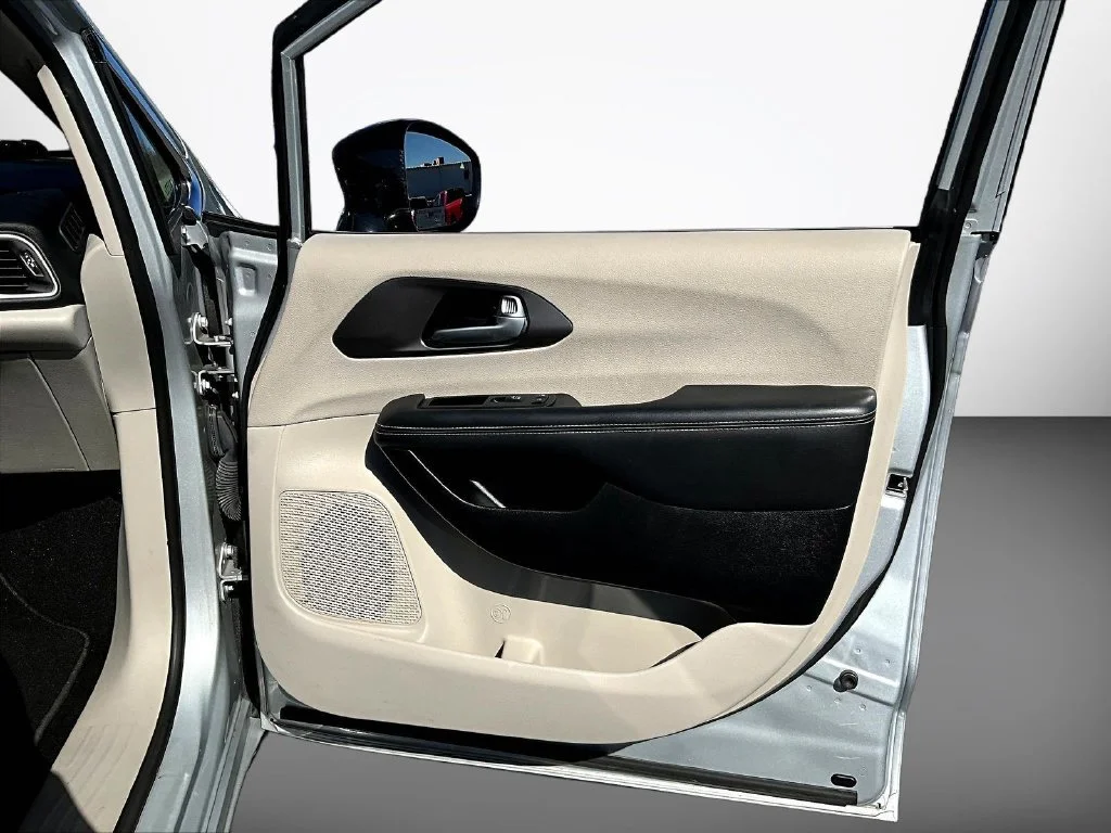 Used 2024 Silver Chrysler Touring L image 30