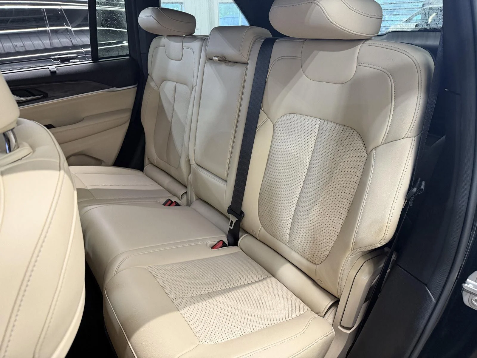 Used 2024 Diamond Black Crystal Pearlcoat Jeep Limited image 18