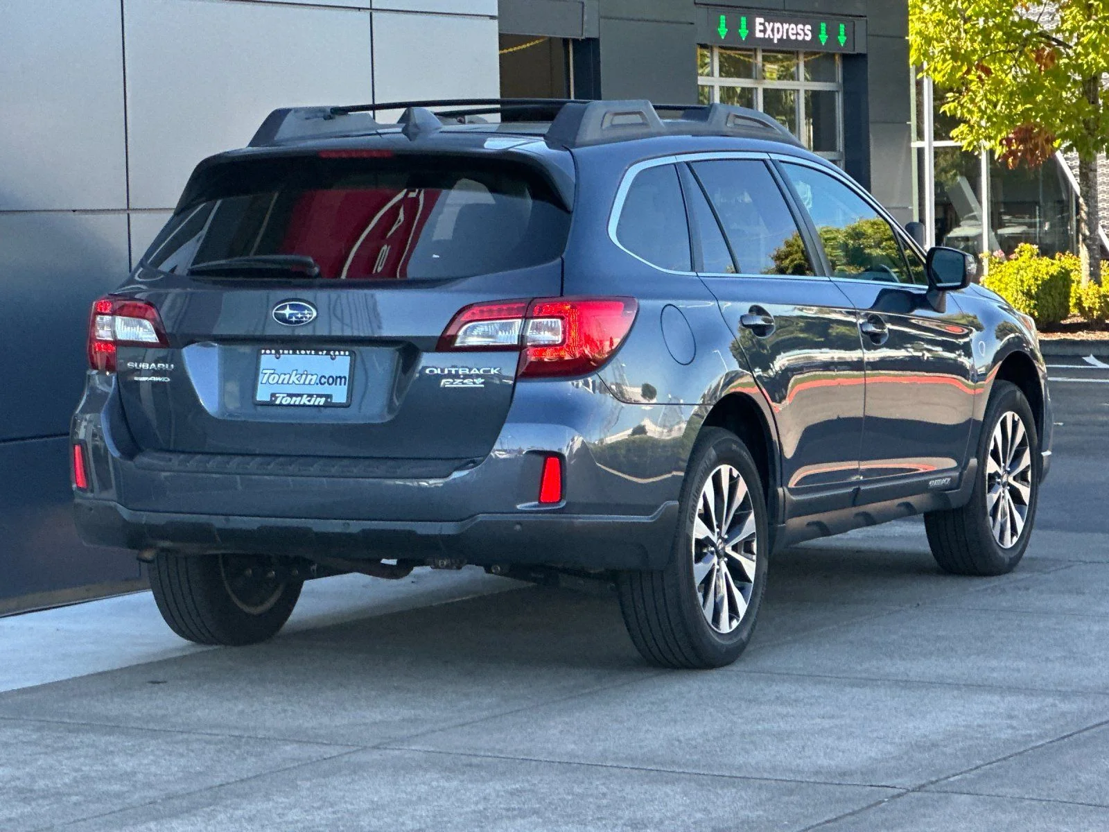Used 2017 Carbide Gray Metallic Subaru 2.5i image 3