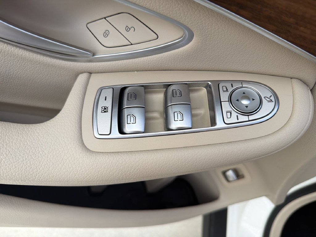 2022 Mercedes-Benz GLC GLC300 - Photo 10