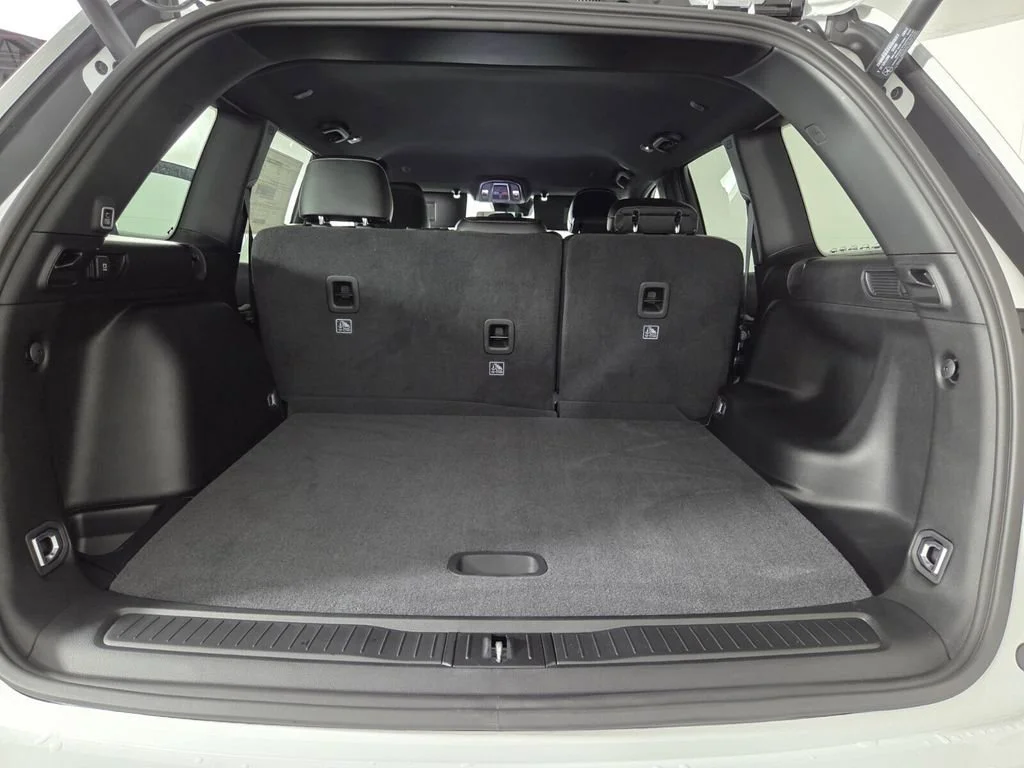 New 2026 Bright White Clear-Coat Exterior Paint Jeep Laredo Altitude image 18