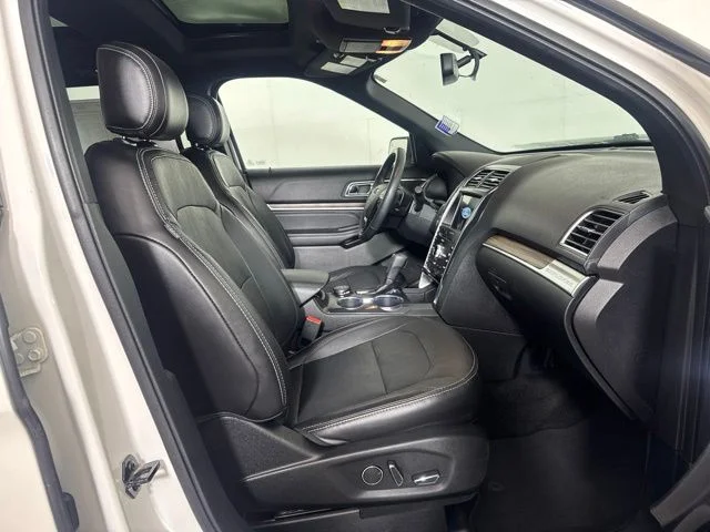 Used 2017 White Ford Limited image 4