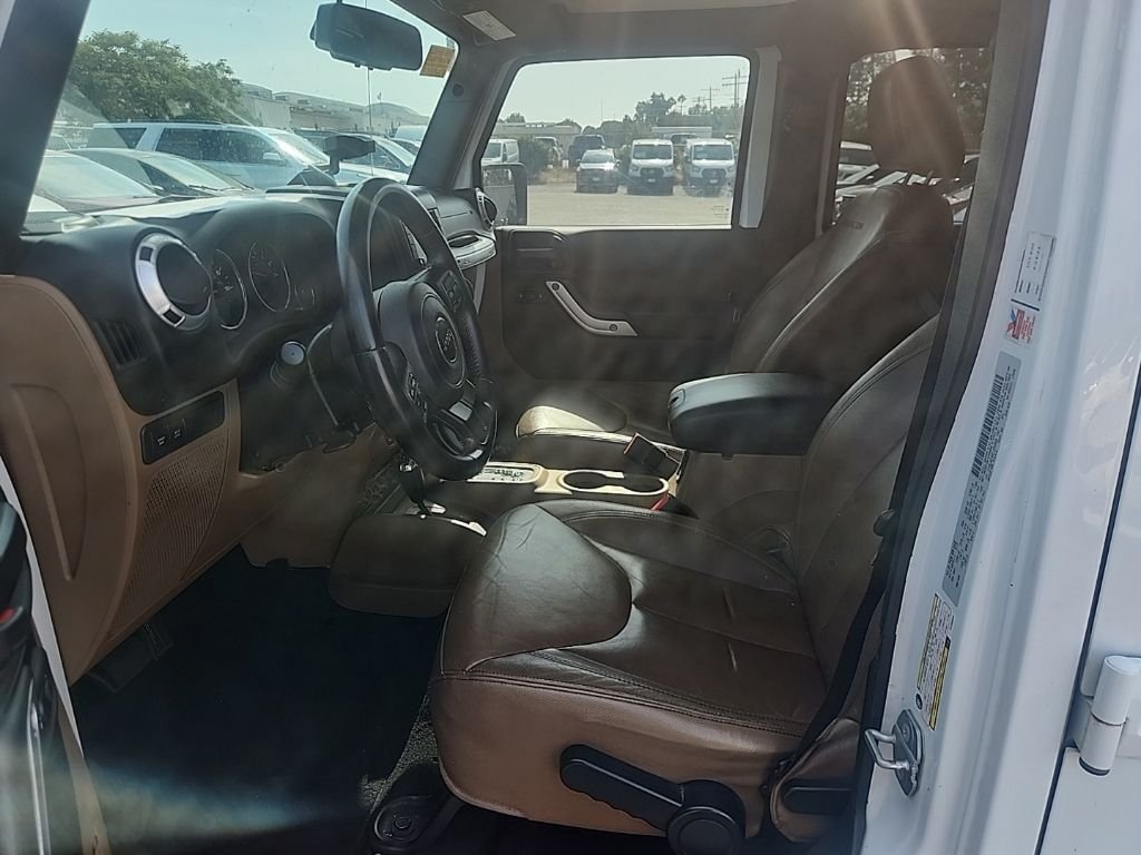 Used 2015 White Jeep Unlimited Rubicon image 19