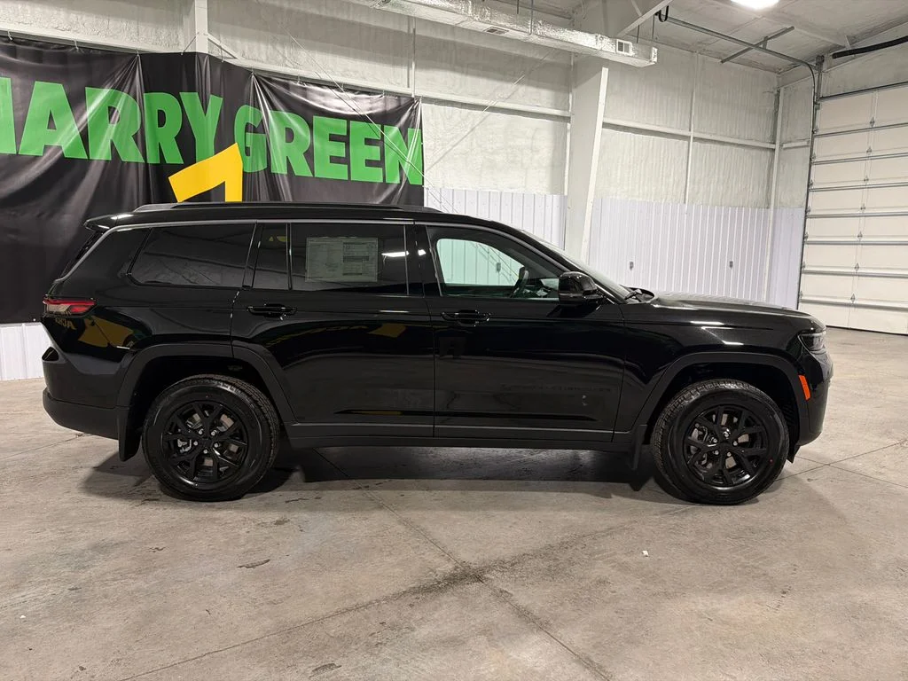 New 2026 Diamond Black Crystal Pearl-Coat Exterior Paint Jeep Laredo Altitude image 4