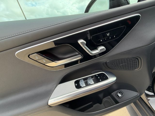 Used 2025  Mercedes-Benz GLC 300 Coupe image 11