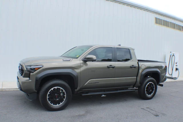 Used 2025  Toyota  image 4