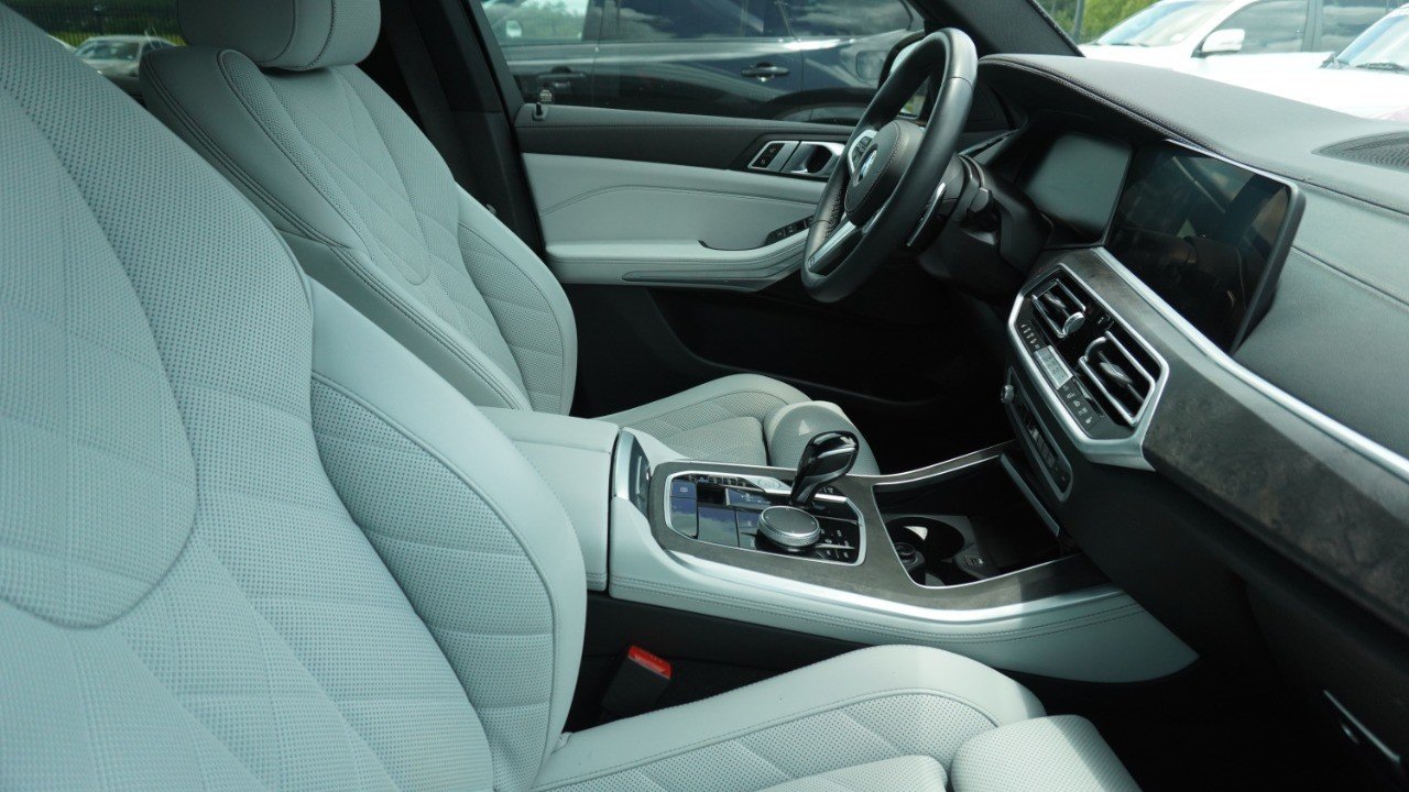 Used 2023 Black BMW xDrive40i image 9
