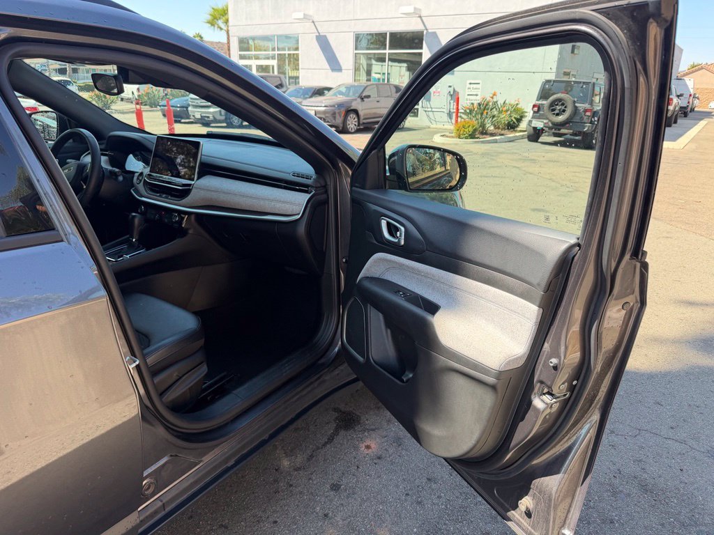 Used 2024  Jeep Latitude image 18