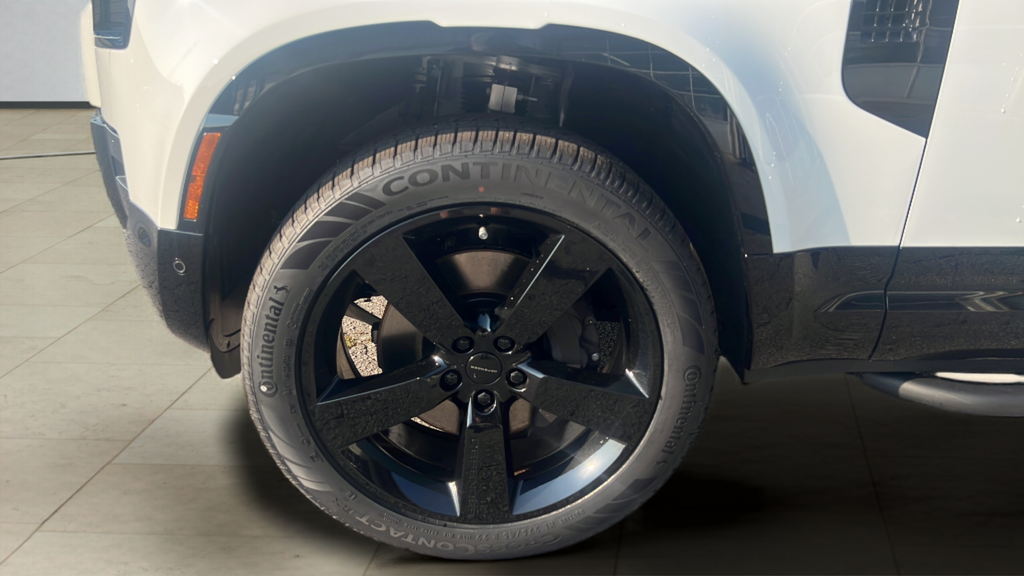 New 2026 White Land Rover X-Dynamic SE image 13
