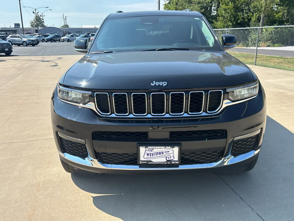 Used 2023 Diamond Black Jeep Limited image 8