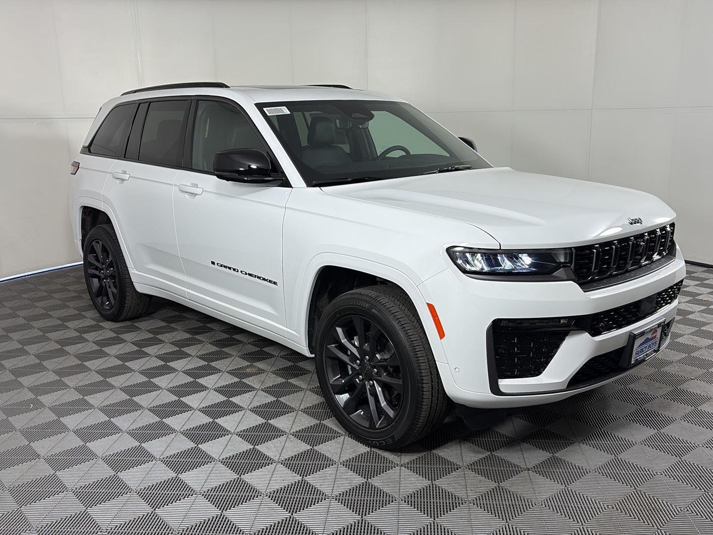 New 2026 Bright White Clear-Coat Exterior Paint Jeep Limited Reserve image 2