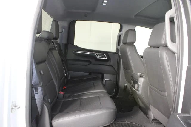 Used 2023 Summit White Chevrolet  image 17