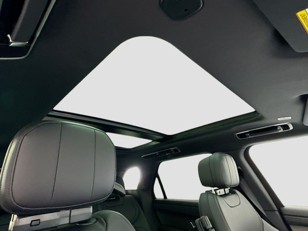 New 2026 Ostuni Pearl White Land Rover SE image 18