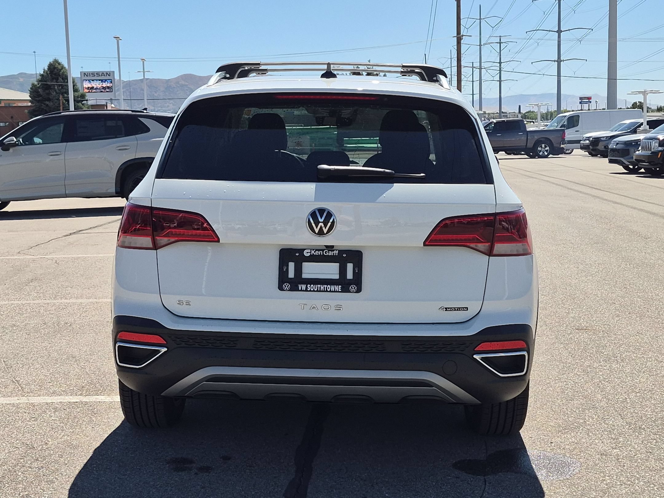Used 2024 White Volkswagen SE image 4