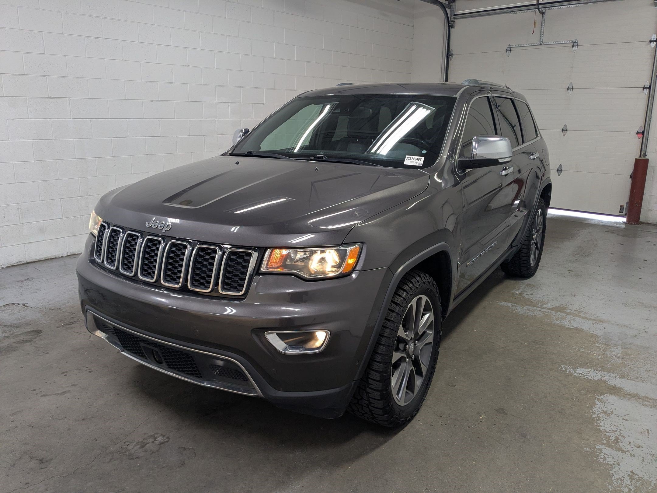Used 2018 Granite Crystal Metallic Clearcoat Jeep Limited image 9