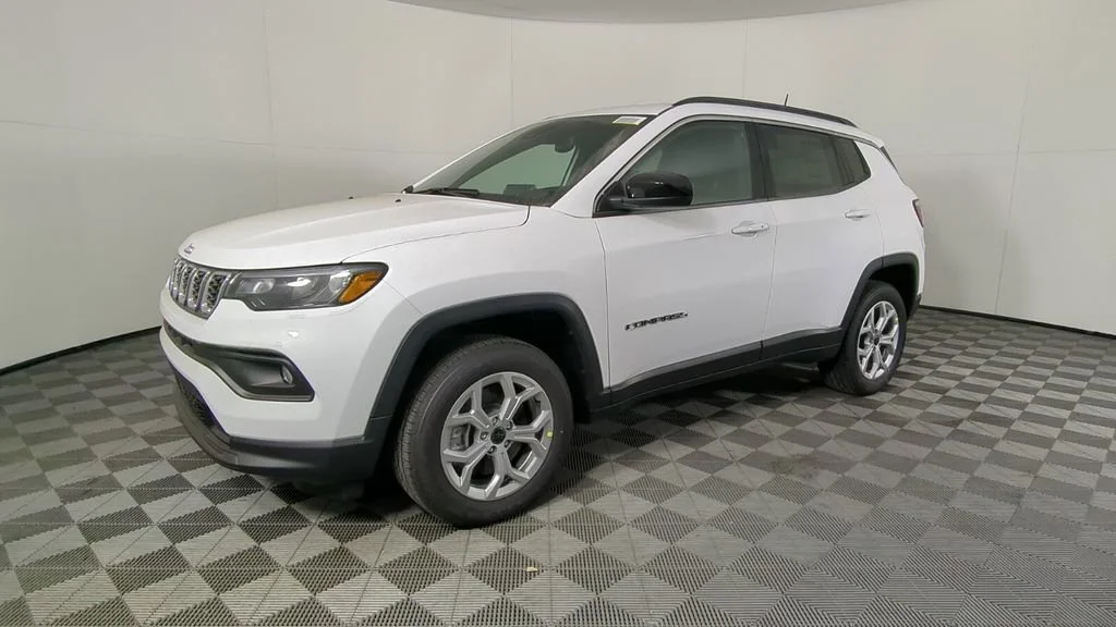 New 2026 Bright White Clear-Coat Exterior Paint Jeep Latitude image 8