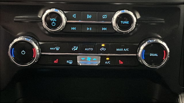 Used 2024 Avalanche Gray Ford XLT image 18