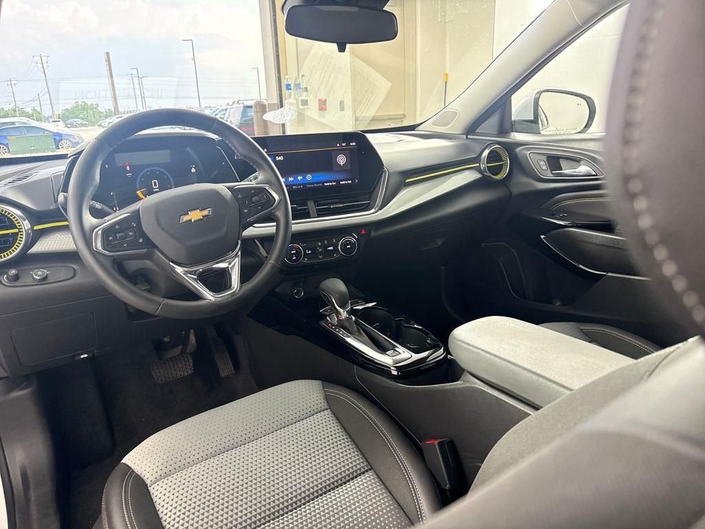 Used 2025 White Chevrolet LT image 36