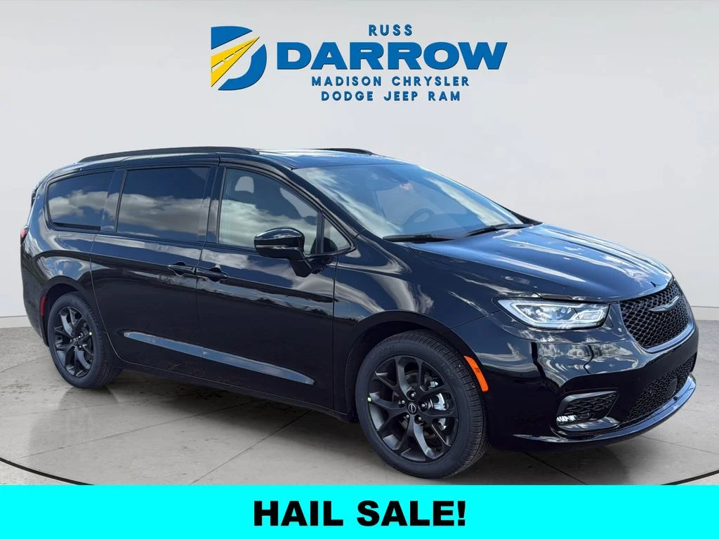 New 2026 Diamond Black Crystal Pearl-Coat Exterior Paint Chrysler Limited image 7