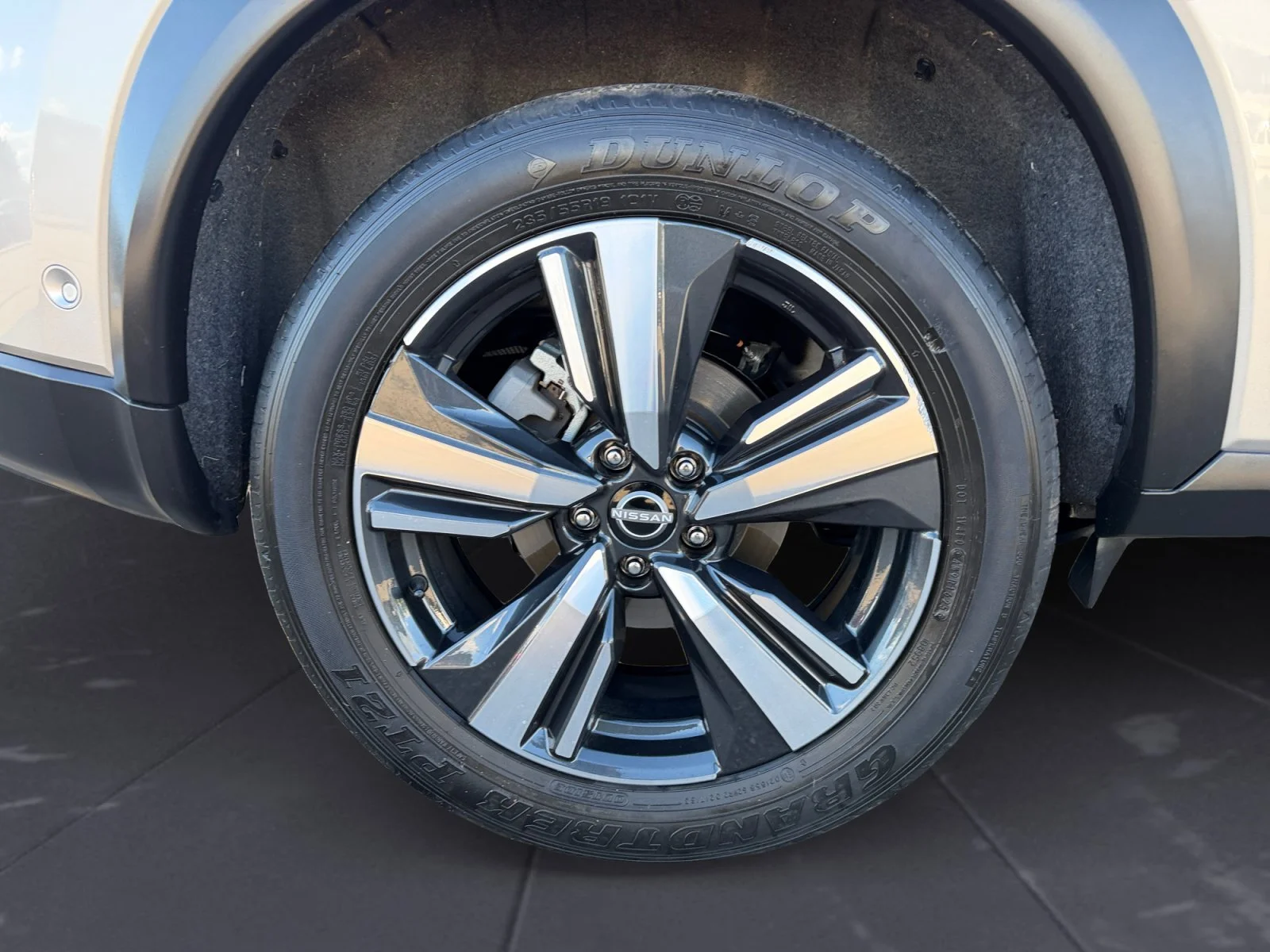 Used 2025 Champagne Silver Metallic/Super Black Nissan SL image 47