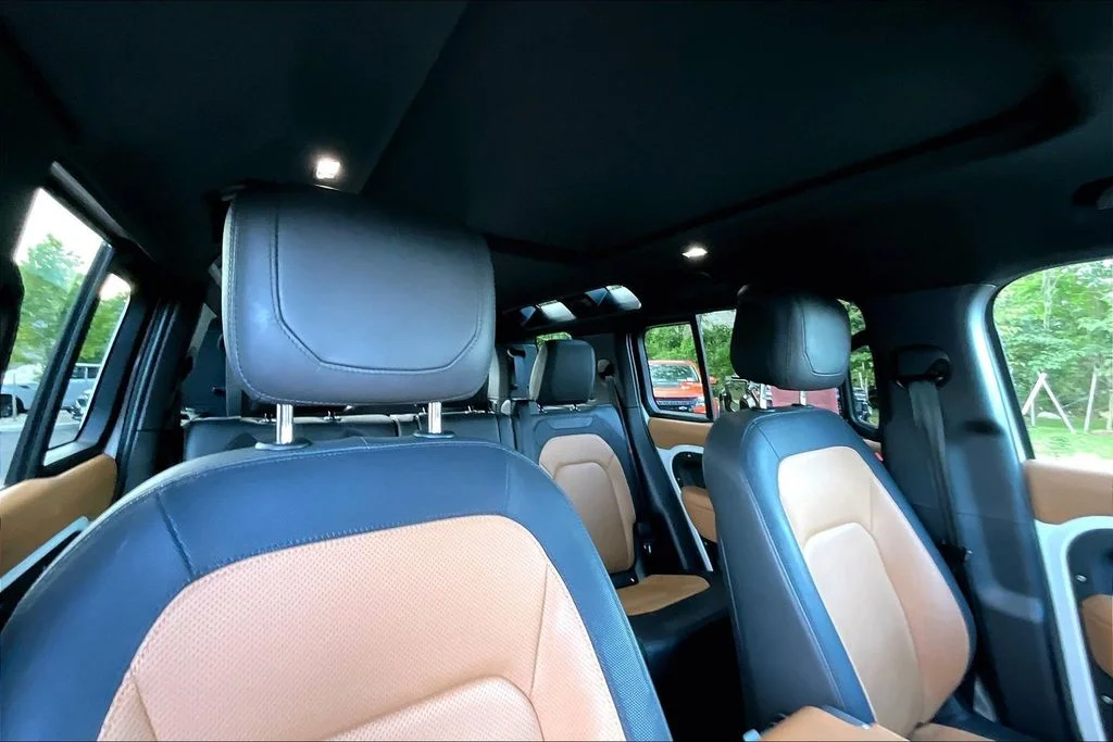 Used 2024 White Land Rover X-Dynamic SE image 30