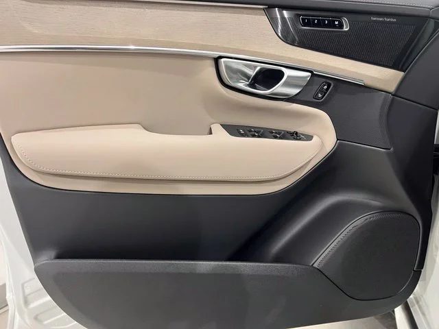 New 2027  Volvo B6 Plus 7-Seater image 10