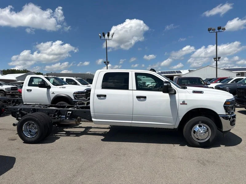 New 2026 Bright White Clear-Coat Exterior Paint RAM Tradesman image 2