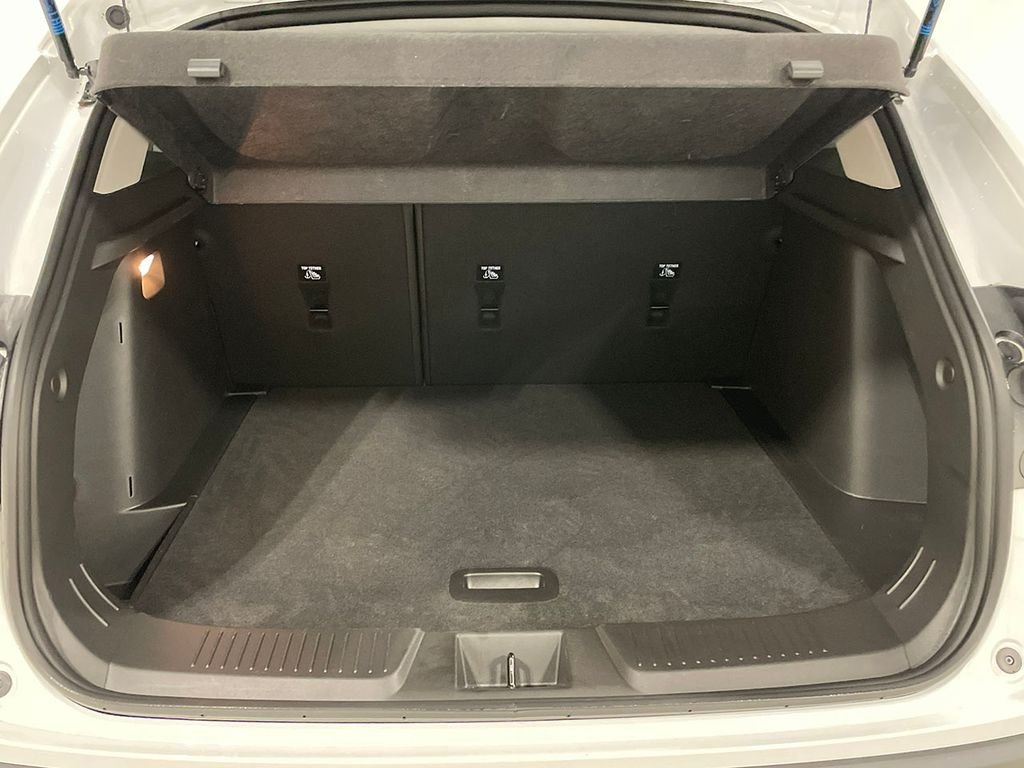 Used 2025 White Chevrolet LT image 5