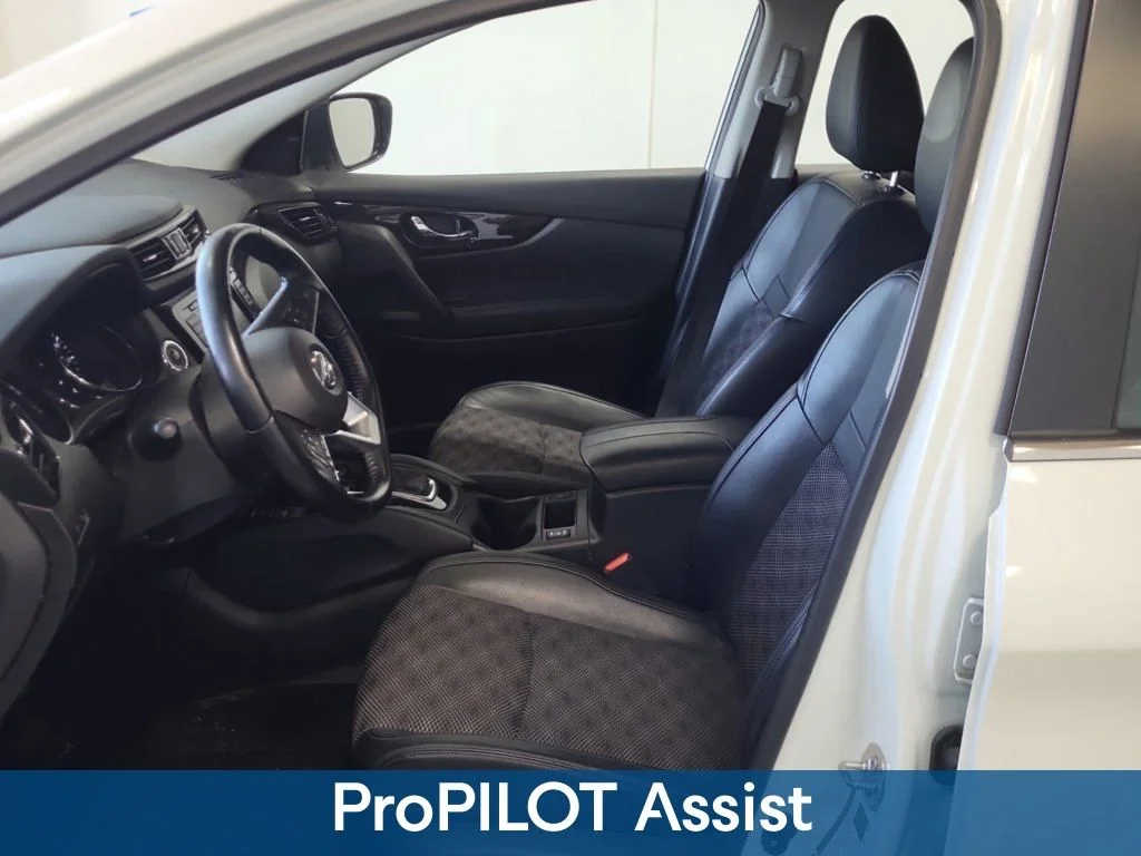 Used 2022 White Nissan SV image 13