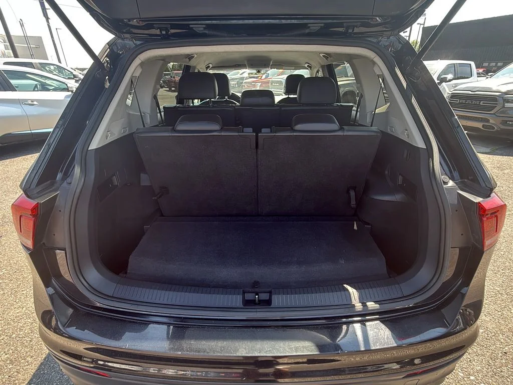 Used 2019 Deep Black Pearl Volkswagen SE image 26