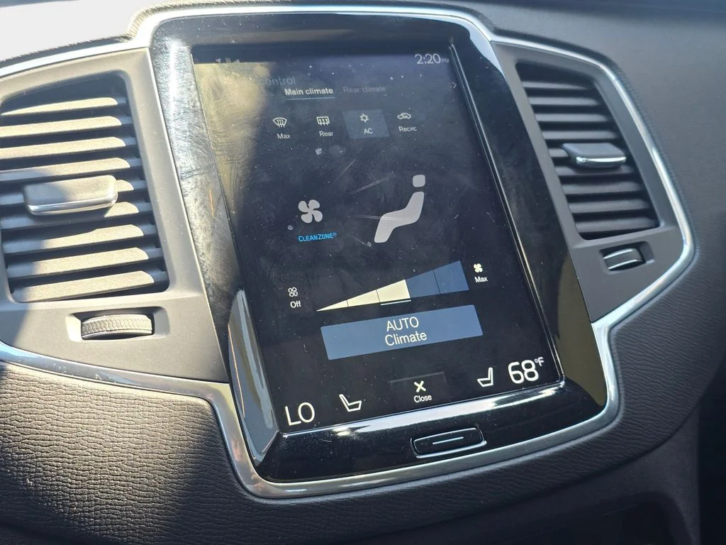 Used 2019 White Volvo T6 Momentum image 27