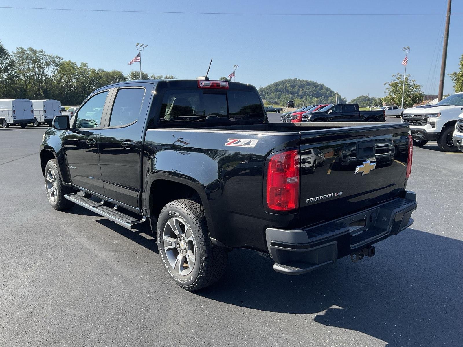 Used 2017 BLACK CHEVROLET TRUCK image 8