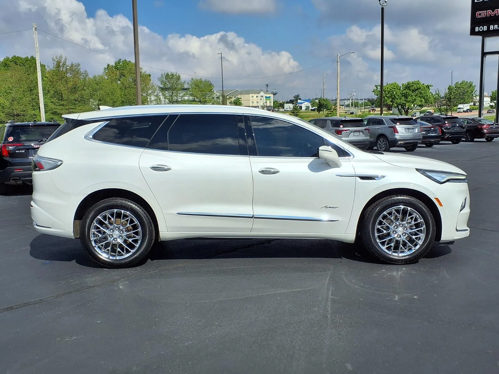 Used 2023 White Buick Avenir image 16