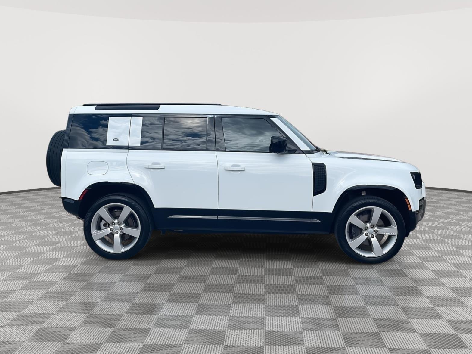 Used 2024 Fuji White Land Rover X-Dynamic SE image 4