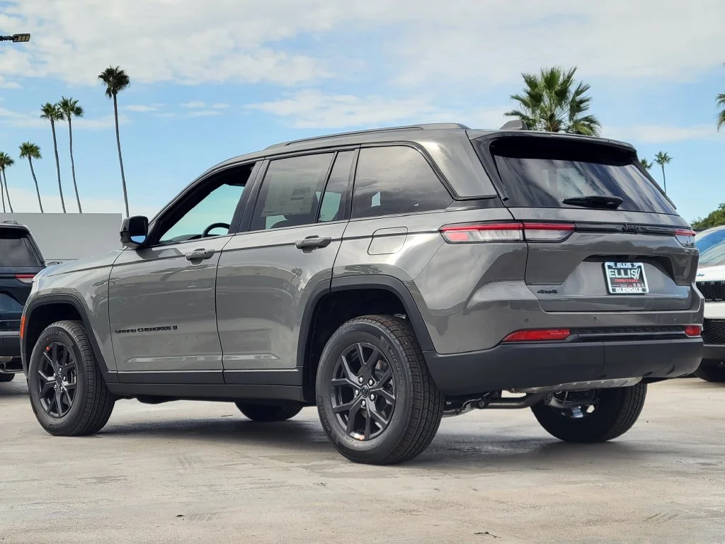 2027 Jeep Grand Cherokee photo 2