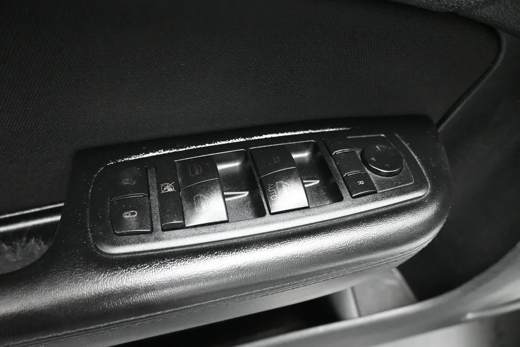 Used 2015 White Chrysler Limited image 10