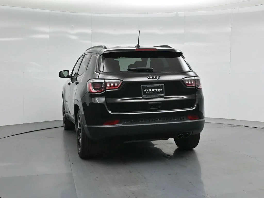 Used 2022 Black Jeep Altitude image 24