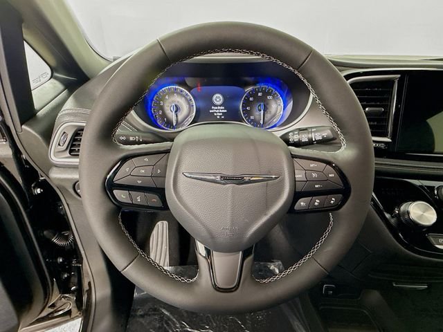 New 2026 Diamond Black Crystal Pearl-Coat Exterior Paint Chrysler Select image 11