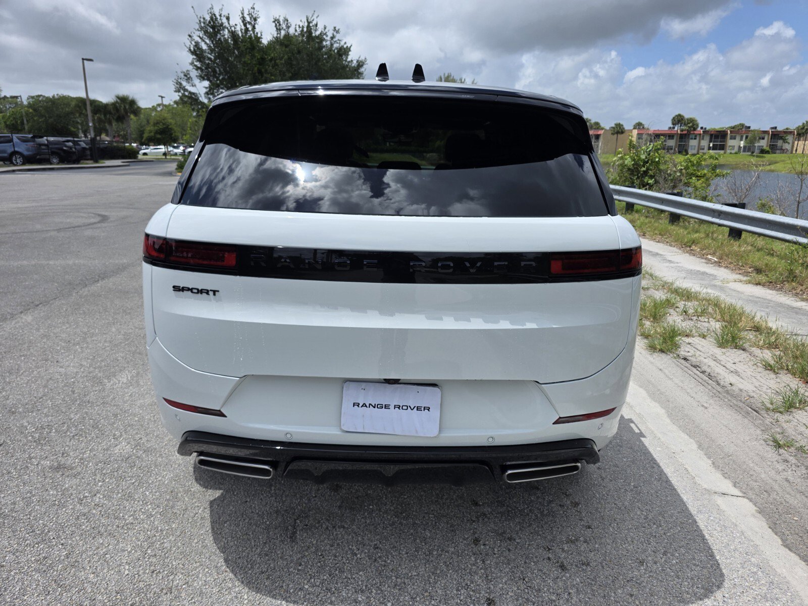 New 2026 Fuji White Land Rover P400 Dynamic SE image 6