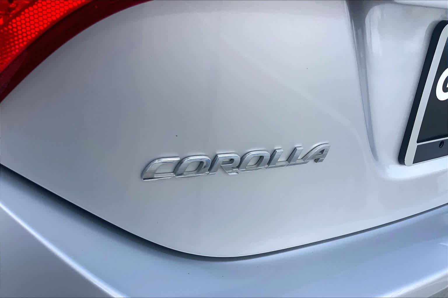 Used 2014 Classic Silver Metallic Toyota LE image 30