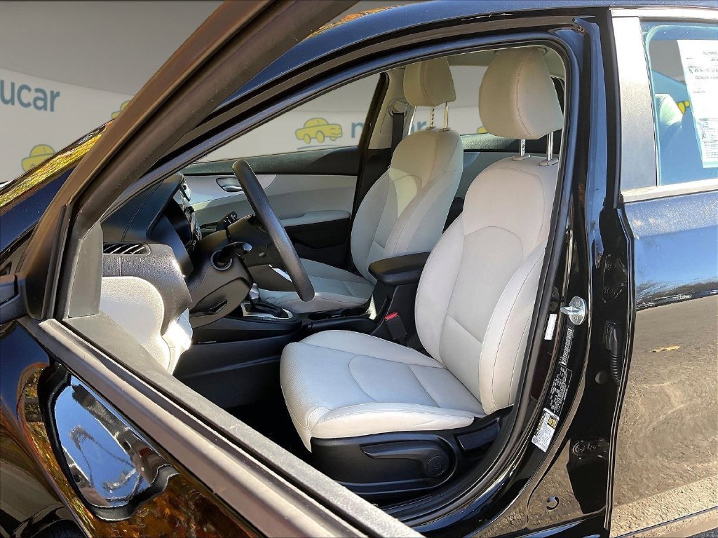 Used 2023 Black Kia LXS image 10