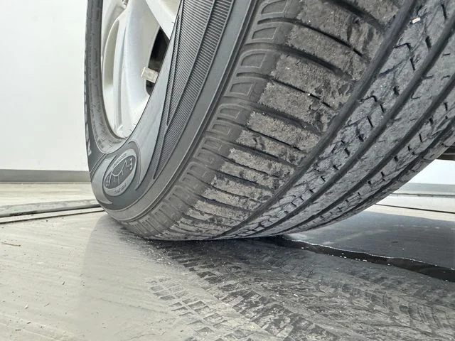 Used 2021 White Frost Tricoat Buick Essence image 12