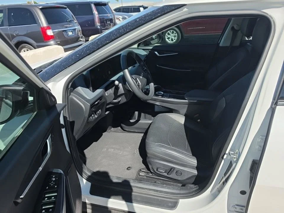 Used 2022 White Kia Wind image 9