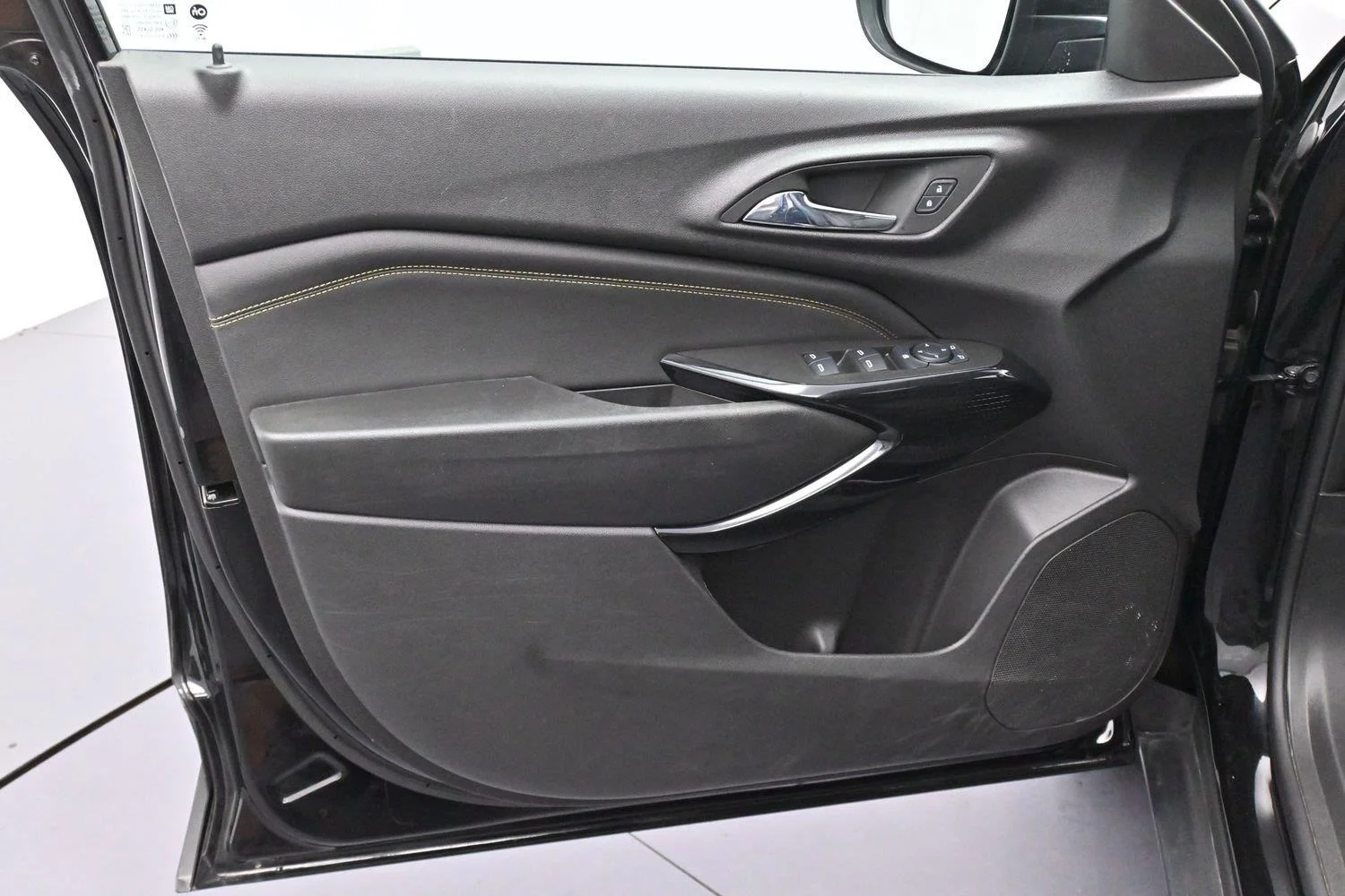 Used 2025 Mosaic Black Metallic Chevrolet ACTIV image 10